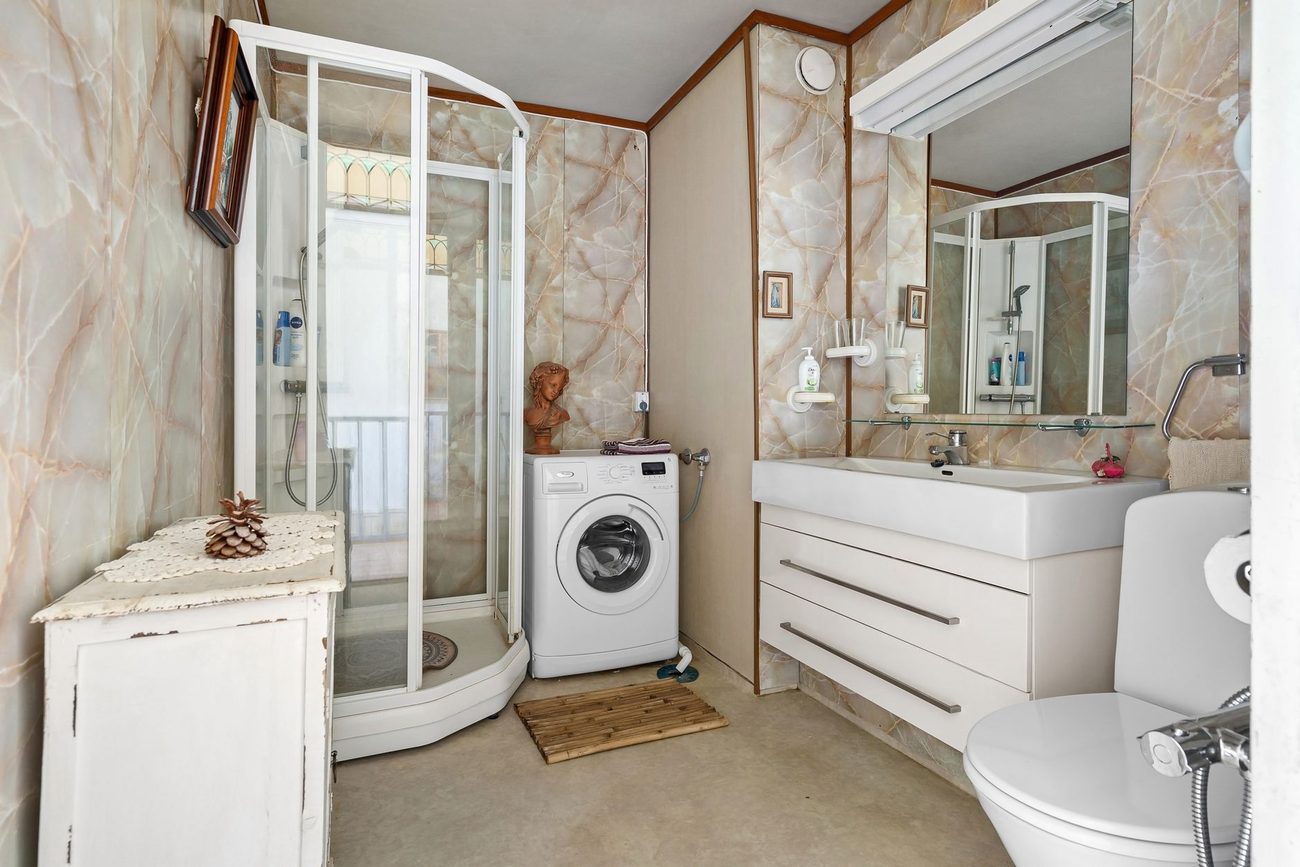 Bathroom Storage When There's No Cabinet